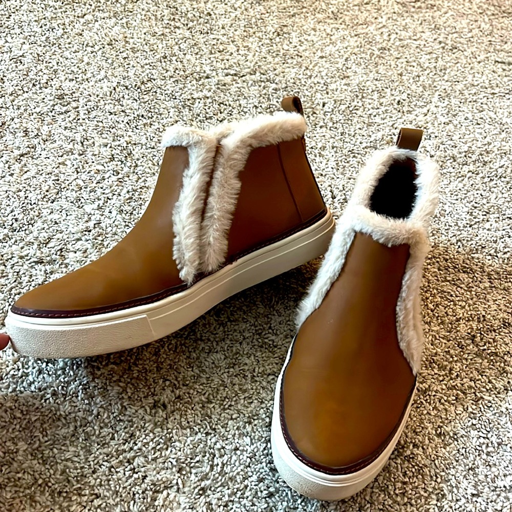 Tom’s boots size 7